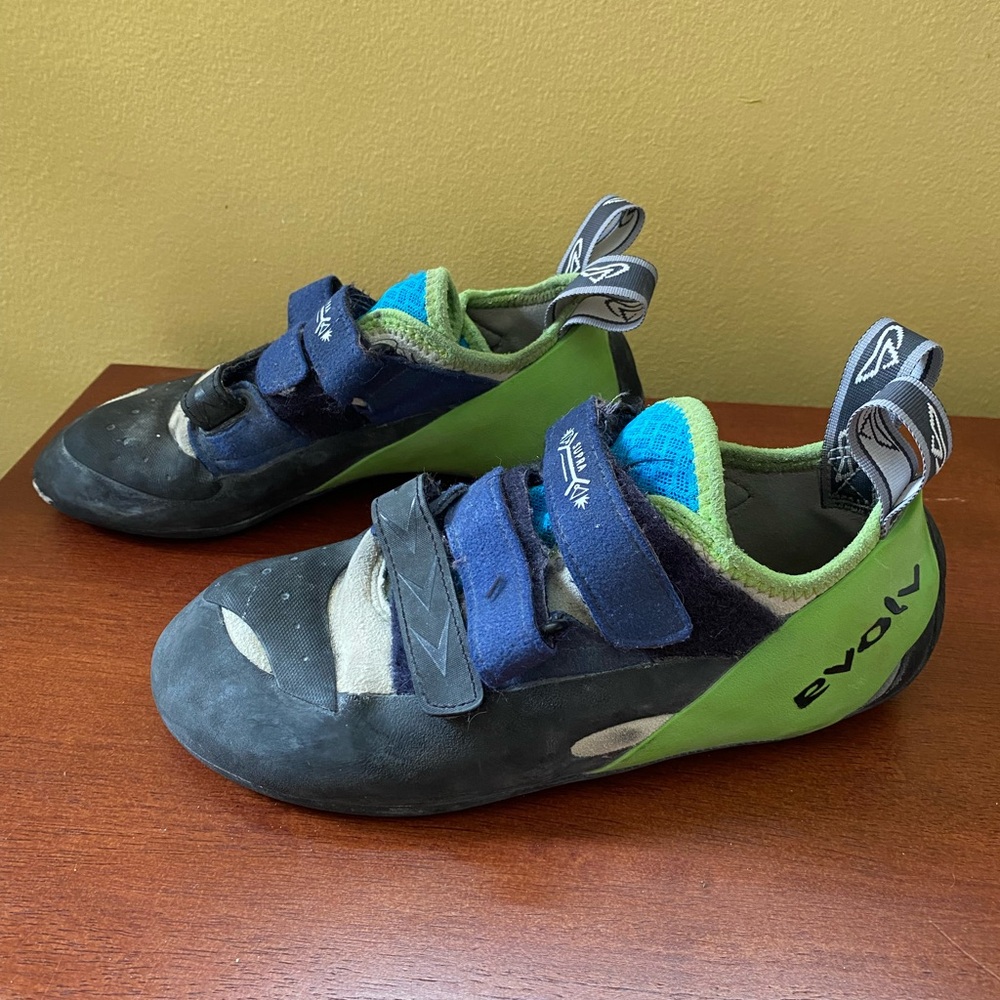 Evolv Men's Green and Blue Athletic Climbing Shoes with Hook-and-Loop Straps